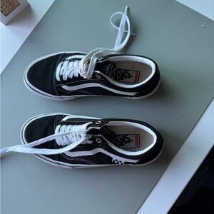 Black/White Old Skool VANS sneakers